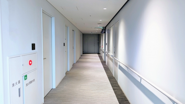 カーペットが敷いてあるビルの廊下の画像